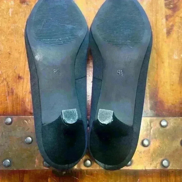 Abella Women’s size 8.5 Navy Fabric 2 inch heels - Picture 6 of 6